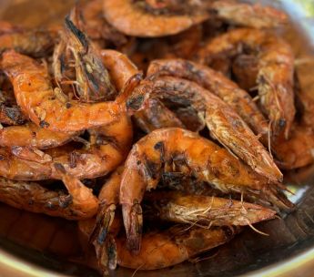 A mouthwatering bowl of grilled shrimp, perfect for seafood lovers and culinary enthusiasts.